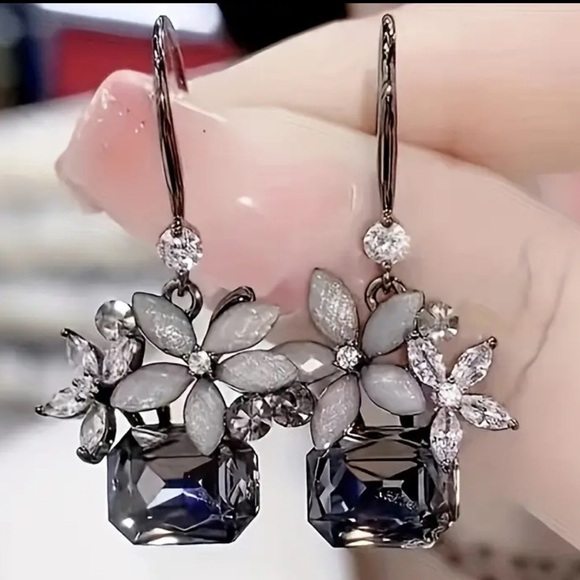 Jewelry - Elegant Floral Drop Earrings
